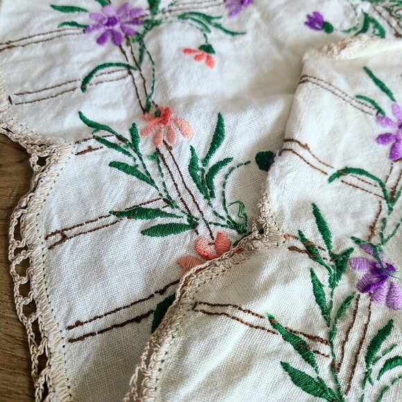 2 vintage linen napkins with floral embroidery. 10'' x 10 ''. Vintage tapestry. - Picture 3 of 7